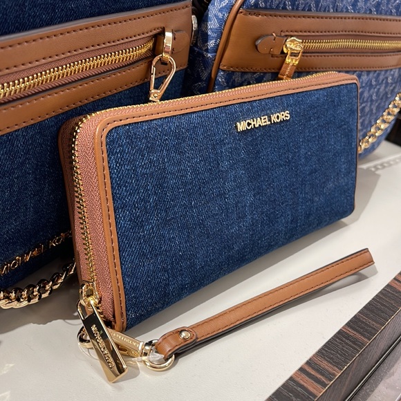 Michael Kors Jet Set Travel Large Travel CONTINENTAL 
Indigo - Picture 2 of 16